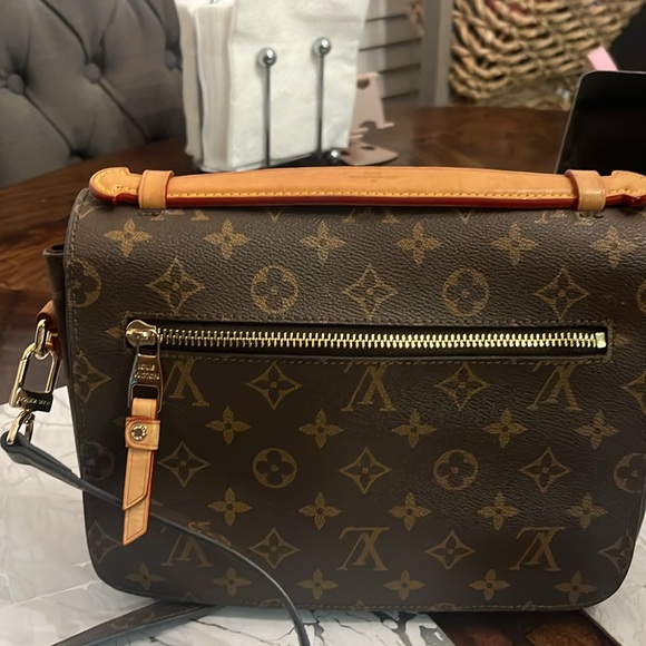 Leather crossbody bag . 10  by 7 . - Picture 3 of 5